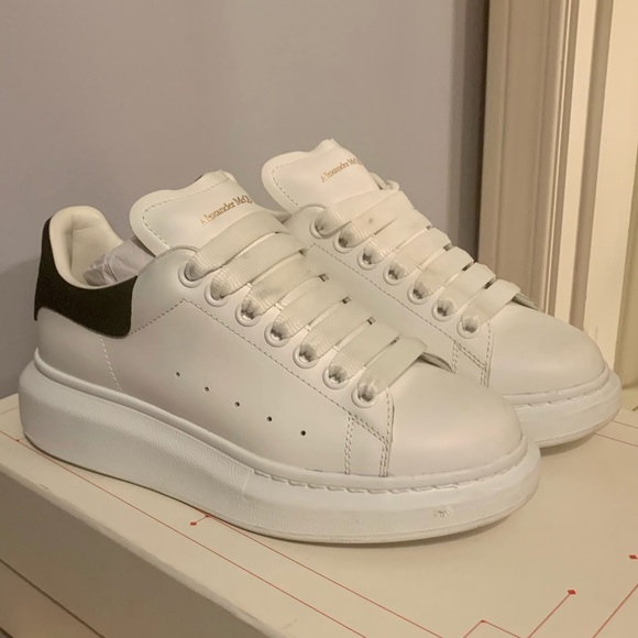 ❌SOLD❌ Alexander McQueen Larry Sneaker - Picture 4 of 13